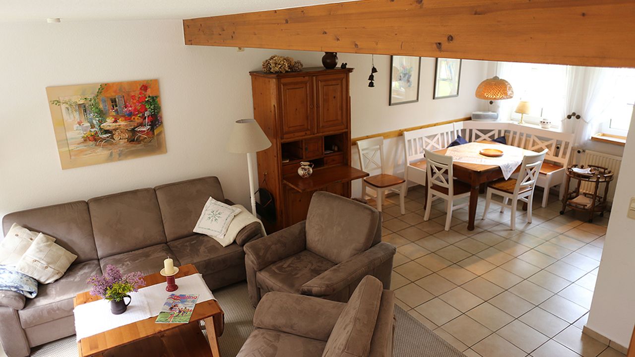 Blick auf den Wohnbereich und Essbereich Blick auf den Wohnbereich und Essbereich